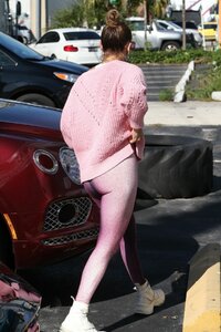 jennifer-lopez-arrives-at-a-gym-in-miami-09-25-2019-4.jpg