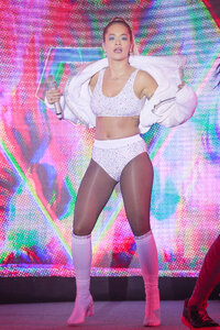 127385536_hqcelebcorner_03.jpg