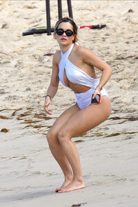 130833171_hqcelebcorner_36.jpg