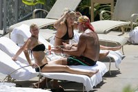 brooke hogan in piscina 05.jpg