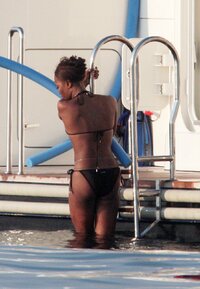 naomi campbell in bikini 06.jpg