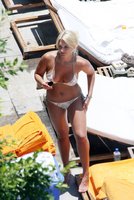 brooke hogan in pool 25.jpg