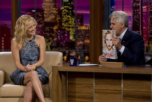 kate hudson al tonight show 07.jpg