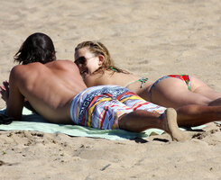 kate hudson in bikini 14.jpg