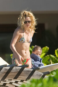 kate hudson in bikini 24.jpg