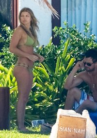 fergie in bikini 07.jpg