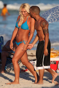brooke hogan al mare 11.jpg
