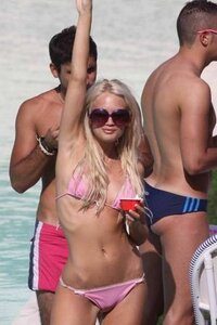 laura drzewicka in bikini 07.jpg