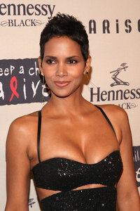 halle berry al gala 05.jpg