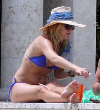 kate hudson in bikini 10.jpg