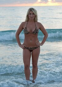 brooke hogan in bikini 08.jpg