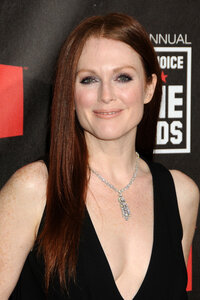 julianne moore al gala 04.jpg