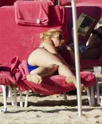 gwineth paltrow in bikini blu 13.jpg