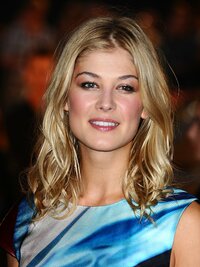 38935_RosamundPike_TheMadeinDagenhampremiere_London_200910_009_122_235lo.jpg