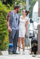 ana-de-armas-and-ben-affleck-out-with-their-dog-in-los-angeles-05-25-2020-6.jpg