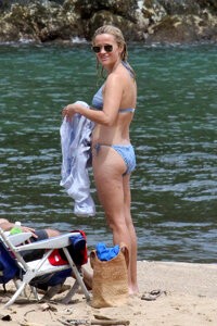 reese whiterspoon in bikini 03.jpg