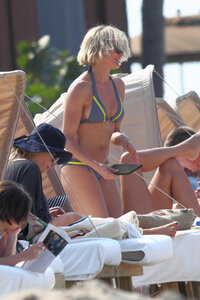 cameron diaz in bikini 02.jpg