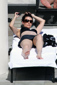 kristin davis in pool 03.jpg
