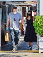 ana-de-armas-and-ben-affleck-pick-up-lunch-to-go-in-brentwood-07-03-2020-0.jpg