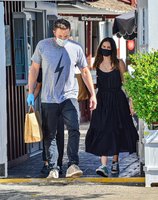 ana-de-armas-and-ben-affleck-pick-up-lunch-to-go-in-brentwood-07-03-2020-5.jpg