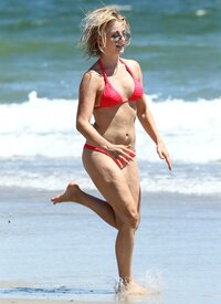 julianne hough in bikini rosso 22.jpg