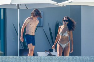 152712882_mcfan-celeblounge-net24-06-2020-09-23eiza-gonzalez-and-timothee-chalamet_30.jpg
