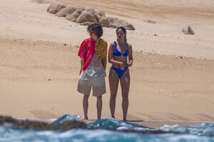 152977163_mcfan-celeblounge-net27-06-2020-08-34eiza-gonzalez-and-timothee-chalamet_09.jpg