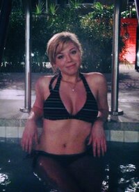 jeanette mccurdy in pool.jpg