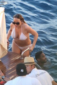 mariah carey in yacht 01.jpg