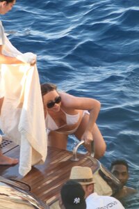 mariah carey in yacht 04.jpg