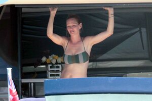 uma thurman in yacht 08.jpg