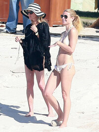 gwyneth paltrow in bikini 02.jpg