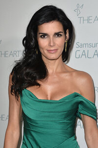 angie harmon al gala 04.jpg