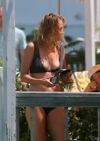 uma thurman in bikini 04.jpg