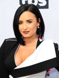 demi lovato in radio 02.jpg