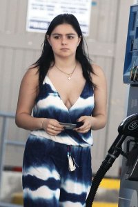 ariel winter al gas station 02.jpg