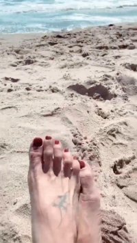 Elisabetta-Canalis-Feet-4141384.jpg