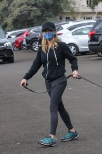 reese-witherspoon-out-hiking-in-santa-monica-03-14-2021-1.jpg
