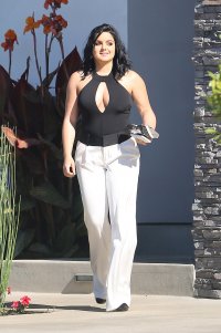 ariel winter in street 03.jpg