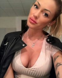 eliana cartella in giacca.jpg