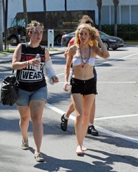 ellie goulding in shorts 01.jpg