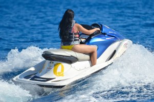 ariel winter in bikini giallo 05.jpg