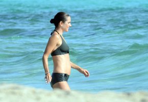 jennifer connelly in bikini 27.jpg