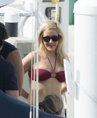 ellie goulding in bikini rosso 04.jpg