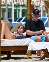 Elisabetta-Gregoraci---Enjoying-a-sunny-Sunday-in-Forte-dei-Marmi-09.jpg