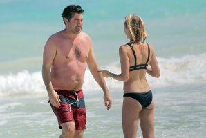 laura vandervoort in bikini 27.jpg
