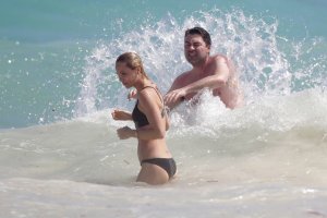laura vandervoort in bikini 29.jpg