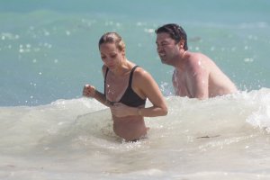 laura vandervoort in bikini 30.jpg