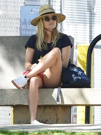 reese witherspoon  in panchina 02.jpg