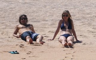gwyneth paltrow in bikini 03.jpg
